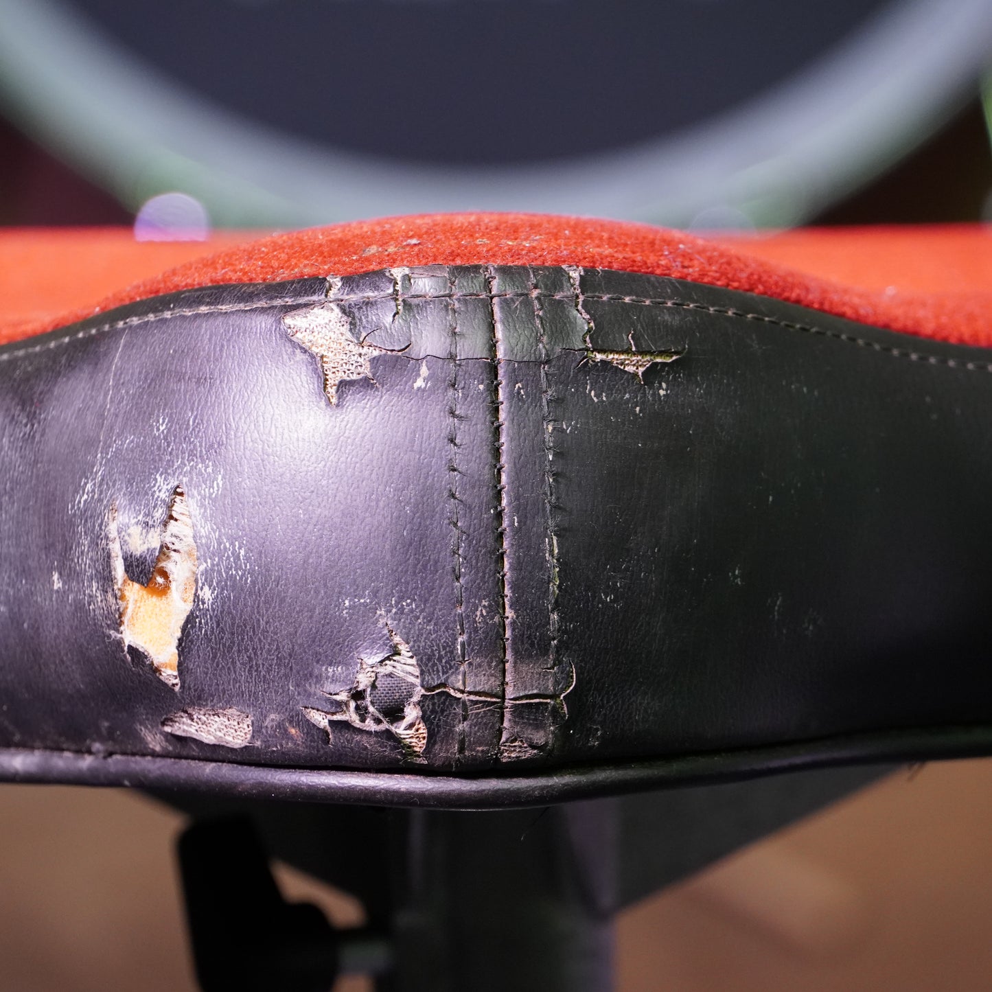 Roc n Soc Saddle Drum Throne in Red