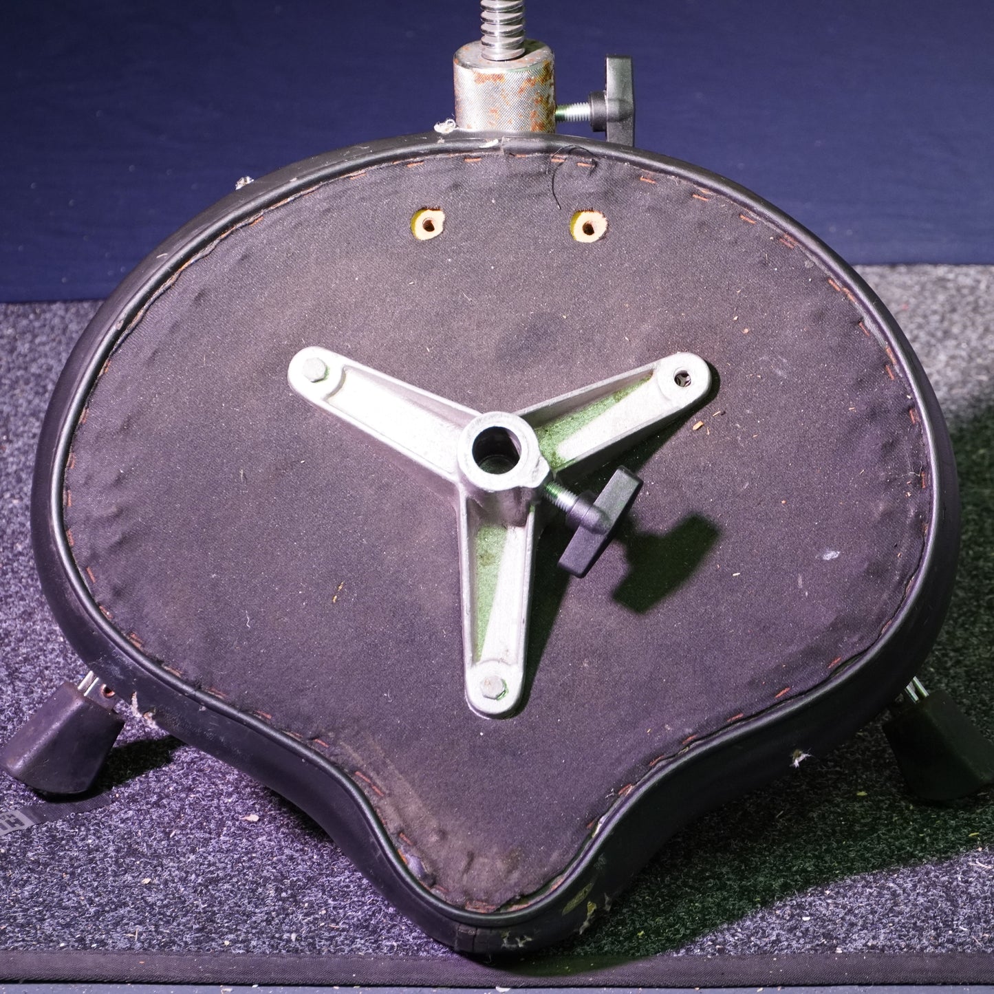 Roc n Soc Saddle Drum Throne in Red